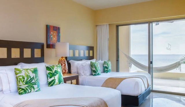 Ocean-View Deluxe Room w/Private Terrace & Hammock
