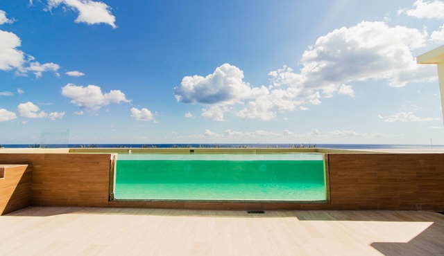 Ocean view, Jacuzzi & Pool 🏝1 Bedroom Lux. 5 Min to the Ferry.