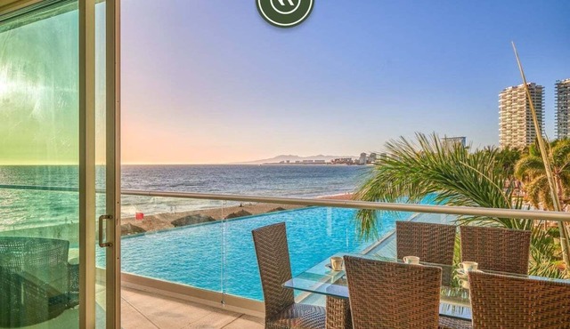 Oceanfront 4 BR Condo - Beach - Infinity Pool