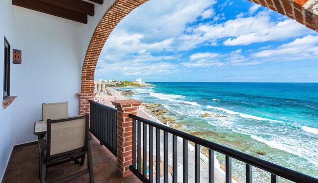 Oceanside Villa "Tampico" with a/c pool in centro 5 min stroll to beach