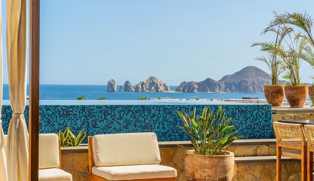Oceanview Penthouse w/Pickleball, Heated Pool, Hot Tub, Gym & Cabo Arch Views