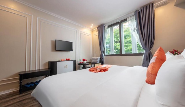 Omina Hotel & Travel