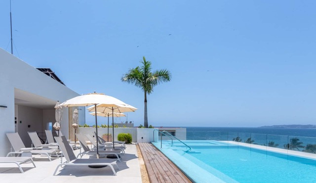 PAVILION 2BR, Rooftop Infinity Pool & Jacuzzi with AMAZING views of the ocean.