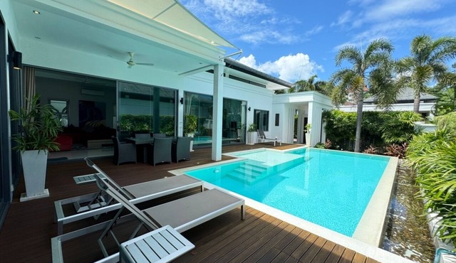 Peaceful 2 BR Pool Villa in Rawai in Tambon Rawai