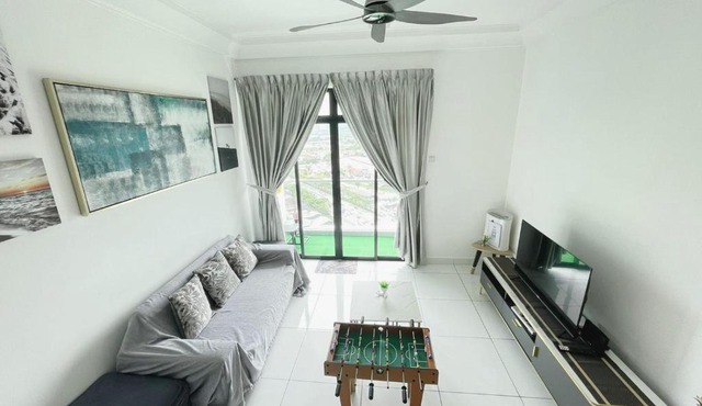 PLATINO, Huge Family 3BR Suite, Few steps to Paradigm Mall & Escape JB
