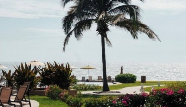 Playa Grande Penthouse, 3BR Condo + 1500 sqft Patio in Manzanillo