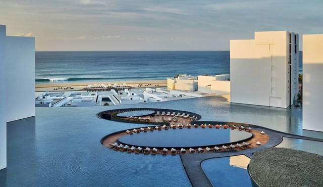 Playful Paradise: Pet-friendly Retreat with 5 Swimming Pools, Free Parking!