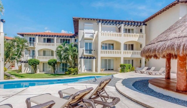 Pool, Gazebo, Parking, 2 Blocks to Beach & 5th Ave
