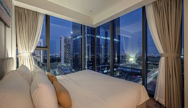 President Corner Suite Stunning View by KayStay