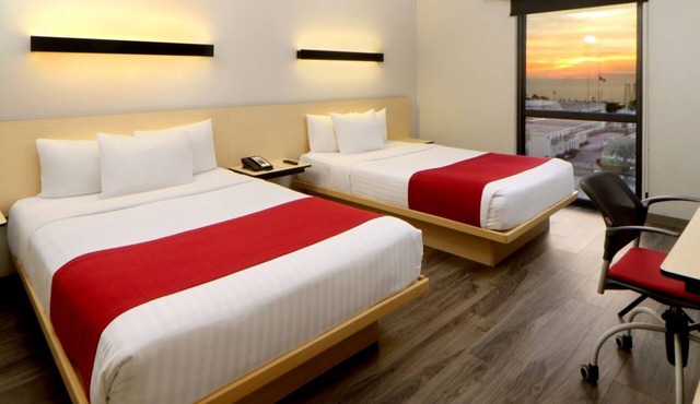 Prime Location Room with Cozy Touches Ideal for Exploring Beaches
