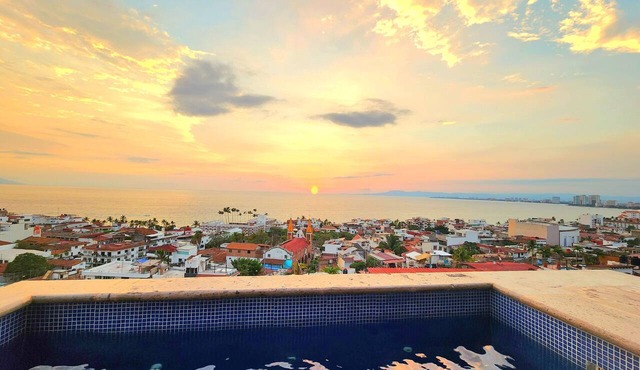 Private Pool Ocean view Sunset Sky Loft Panoramic, Steps to Beach & Malecon