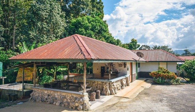 Providing mountain views, a shared lounge and barbecue facilities.