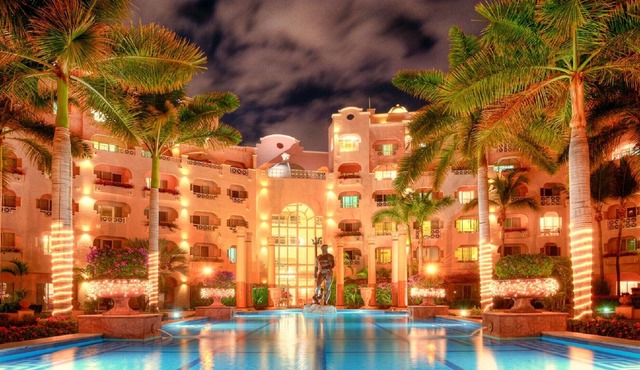 Pueblo Bonito Rose Resort living on the beach w/ocean views, gorgeous pools,bars