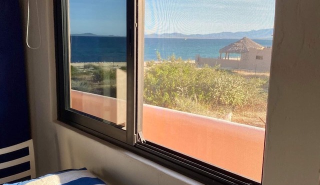 Queen studio casita with full kitchen and bath in El Sgto