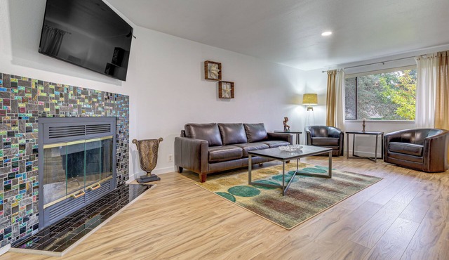 Quiet, Pet Friendly! Bothell Apt Near Wine Country in Bothell