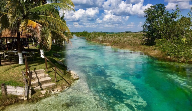 Quinta Mai, True Lakefront, Paradise Found! Great swimming, fabulous colors, in Bacalar