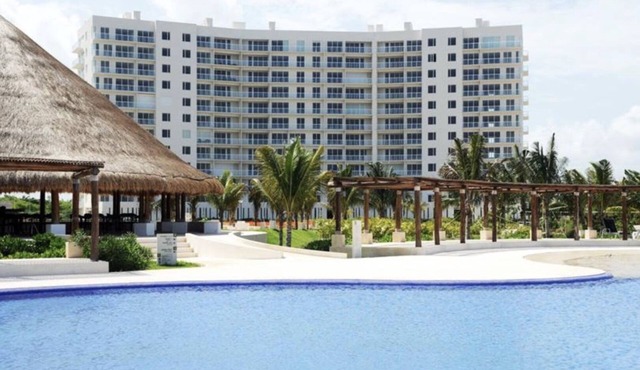 Relax and Recharge in lovely beachfront apartment. Fantastic location