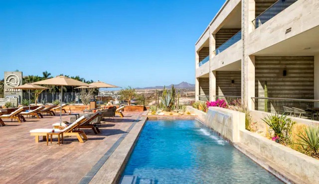 Relax and unwind: your oasis with pool and jacuzzi