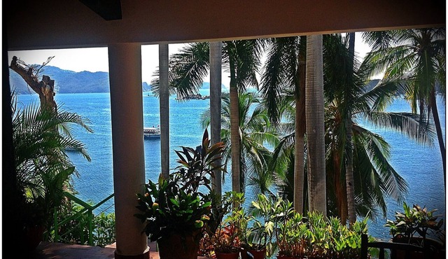 RELAX in SECLUSION with LOVED-ONES Villa w/BARMAN! in Acapulco