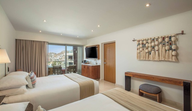 Relaxing Getaway Away! Swimming Pools, Pet-friendly, Free Parking, Beachfront!