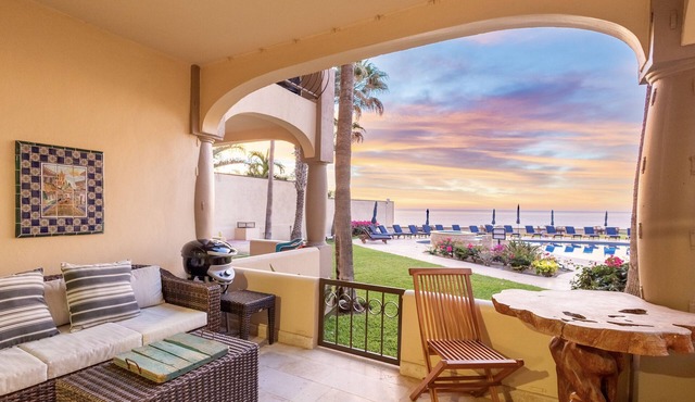 Remodeled Beachfront Ground Floor Surf Condo @Las Olas, Steps from the Pool/Sand