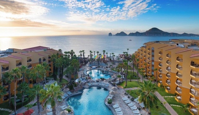 Resort w/pools, hot tubs & beach just steps away.plus nightly entertainment.