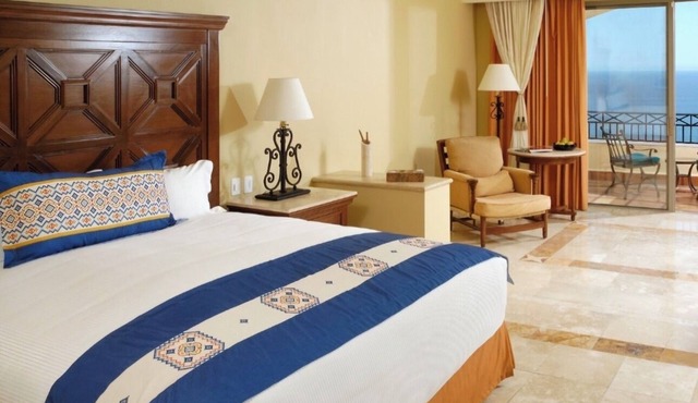 Resort with 1 bedroom and AC in charming Cabo San Lucas