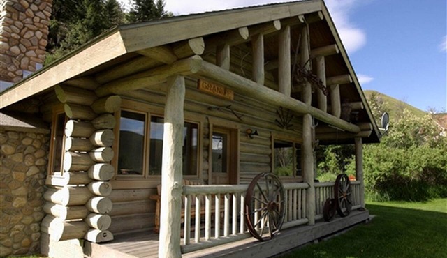 Rocky Mountains Nature Escape: Amazing Log Cabin in Darby, MT in Darby