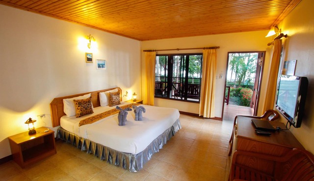 Rocky Point Resort in Thap Sakae