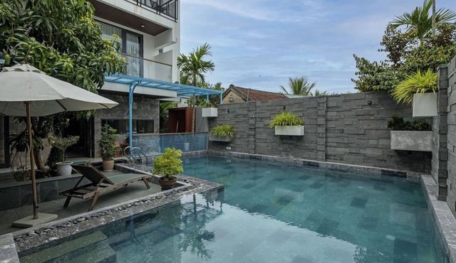 Romantic 3BR Villa w/hot tub - b.fast & bikes icl.