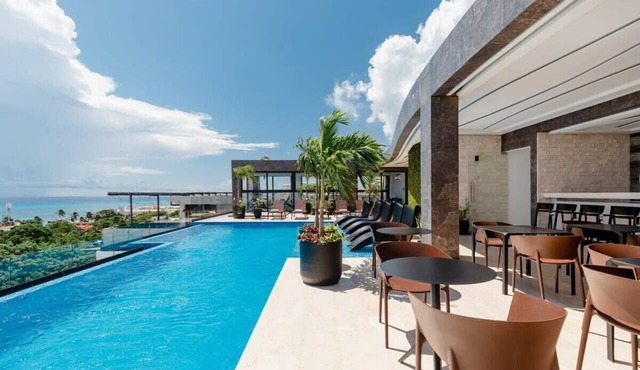 Rooftop Infinity Pool Studio Steps from 5th Av in Playa del Carmen
