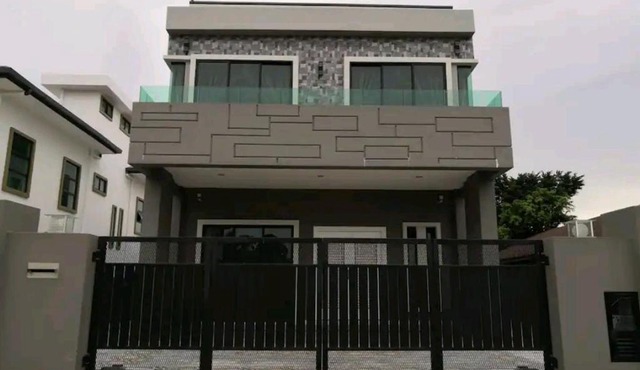 Roomy Bungalow Stay with Karaoke and Cinama in the House 6 room 6 bathroom 18pax