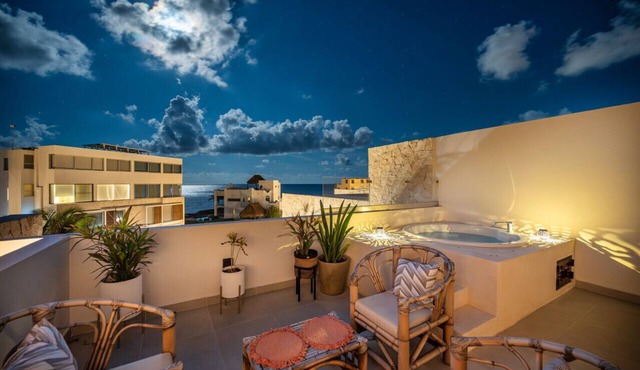 Seaside Penthouse! Rooftop Jacuzzi & Ocean Views!