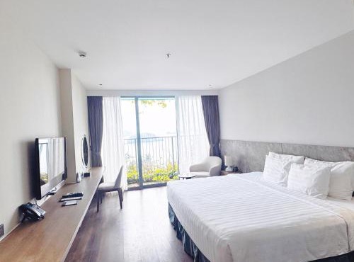 SeaView Apartment with Super-King-bed and Bathtube in Flamingo CatBa Beach Resort