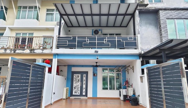 Senai three storey landed 14pax 5BR near airport