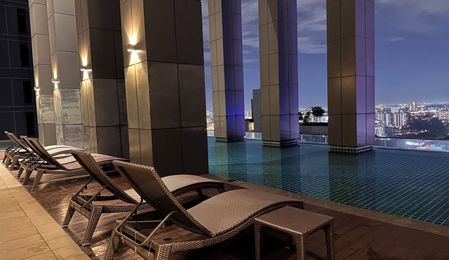Skyline Luxe 4BR Retreat with En-suites