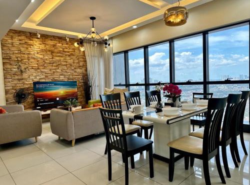 Skyline Luxe 4BR Retreat with En-suite Icon City