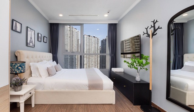 Skyline Retreat: 2BR Vinhomes & Serene Workspace