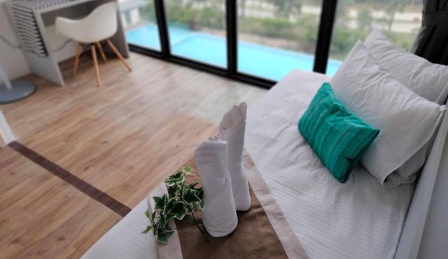 Skypark Residence Cyberjaya I Pool View with Balcony