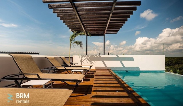 Sleeps 5. Rooftop infinity pool, 2 bed, 2.5 baths, 2nd floor