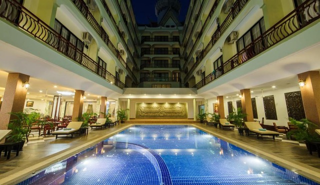 Smiling Deluxe Hotel