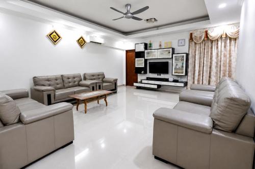 Spacious 4BR Home Near Beach & Airport Tanjung Aru