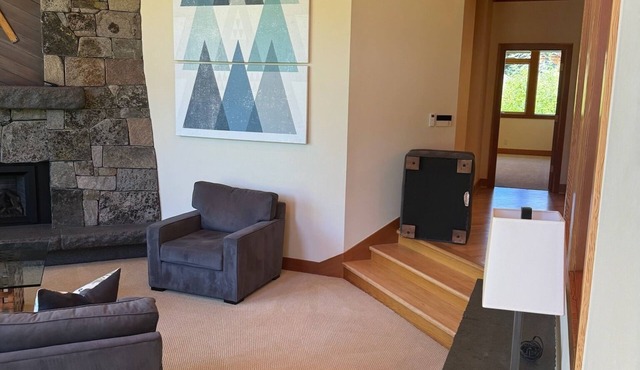 Spacious 5-bedroom house in Olympic Valley with WiFi, game room, hot tub. in Olympic Valley