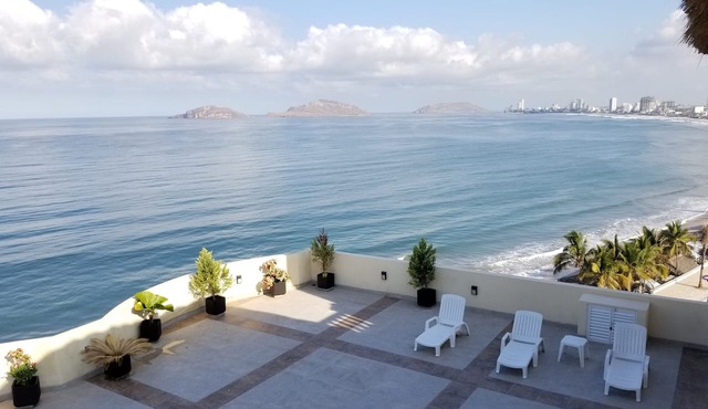 Spacious beachfront 1 master suite, 1 1/2 bath La Bahia #202