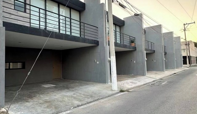 Spacious & Cozy 2BR Townhouse. Pool & Parking near Plaza Altabrisa & Starmedica in Mérida
