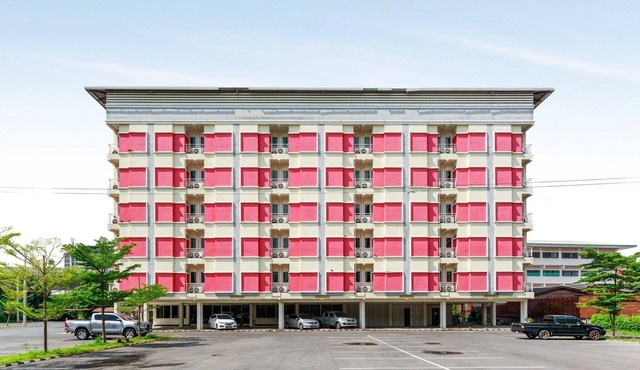 Spacious Family Escape | Thai Comfort at Vresotel