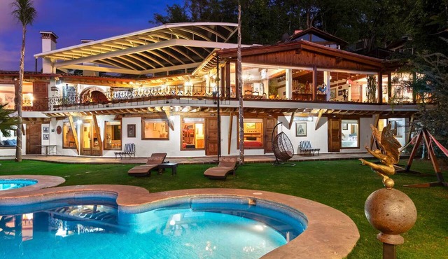 Spacious House with Spectacular View of the Lake of Valle de Bravo in Valle de Bravo