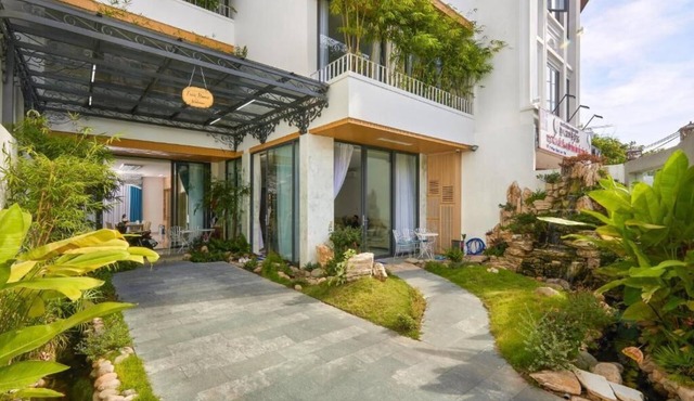 Spacious King Room with Garden View in the lovely center of Đà Nẵng