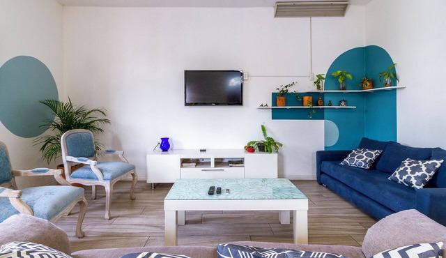 Spacious Nomad friendly Apartment walking distance to Americana and GDL Downtown