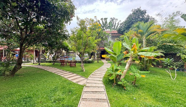 Spacious Two-villas with 5 bedrooms and AC-Share Swimming pool in Siem Reap